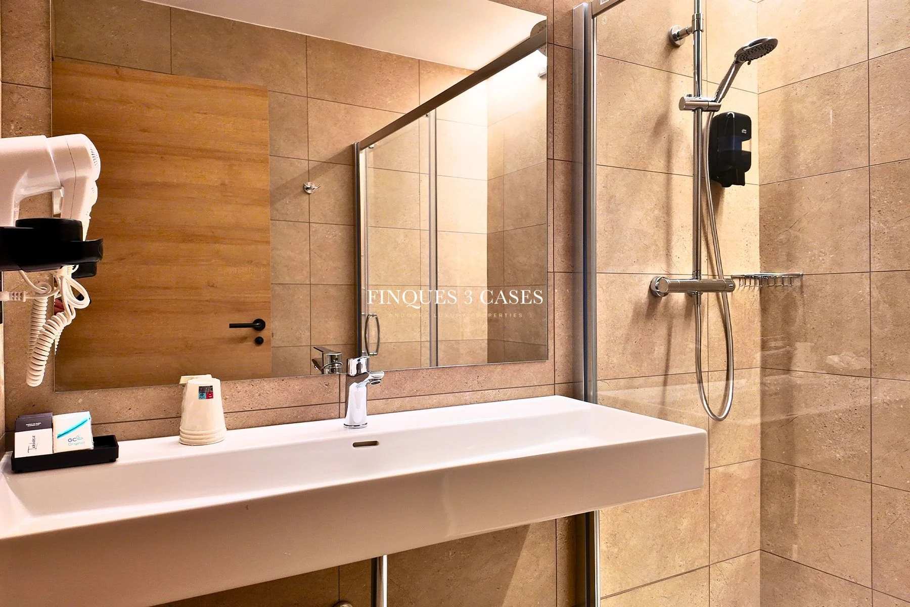 Hôtel exclusif entièrement rénové à vendre à Pas de la Casa 8