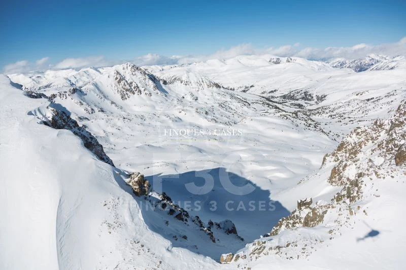 Strategic location for sale in Encamp 17