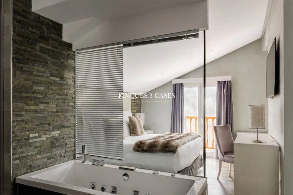 Hotel for sale in Os de Civis 7