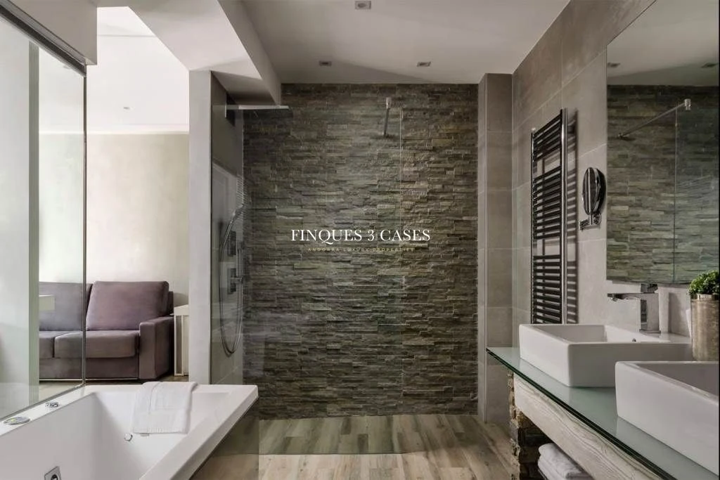 Hotel for sale in Os de Civis 10