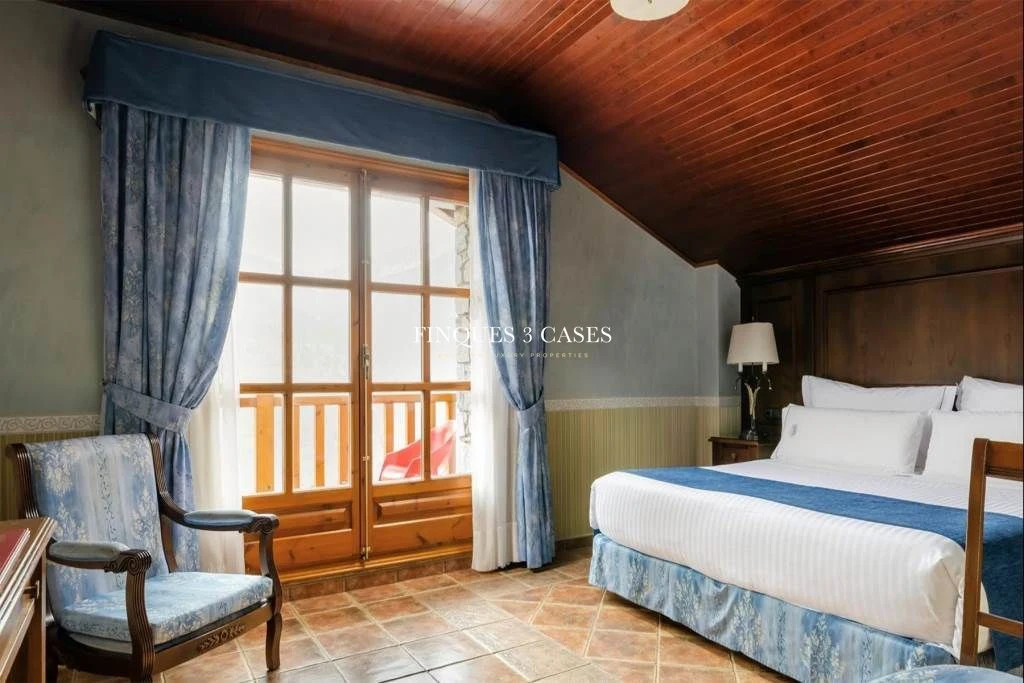 Hotel for sale in Os de Civis 13