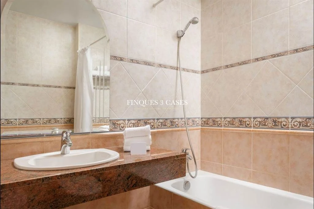 Hotel for sale in Os de Civis 15