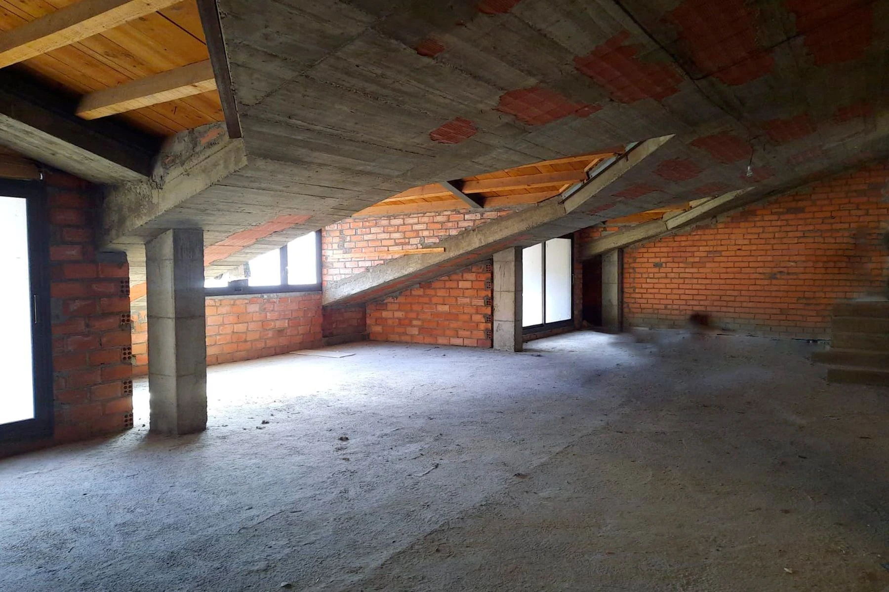 Doble planta per a llogar com a despatx professional a Escaldes