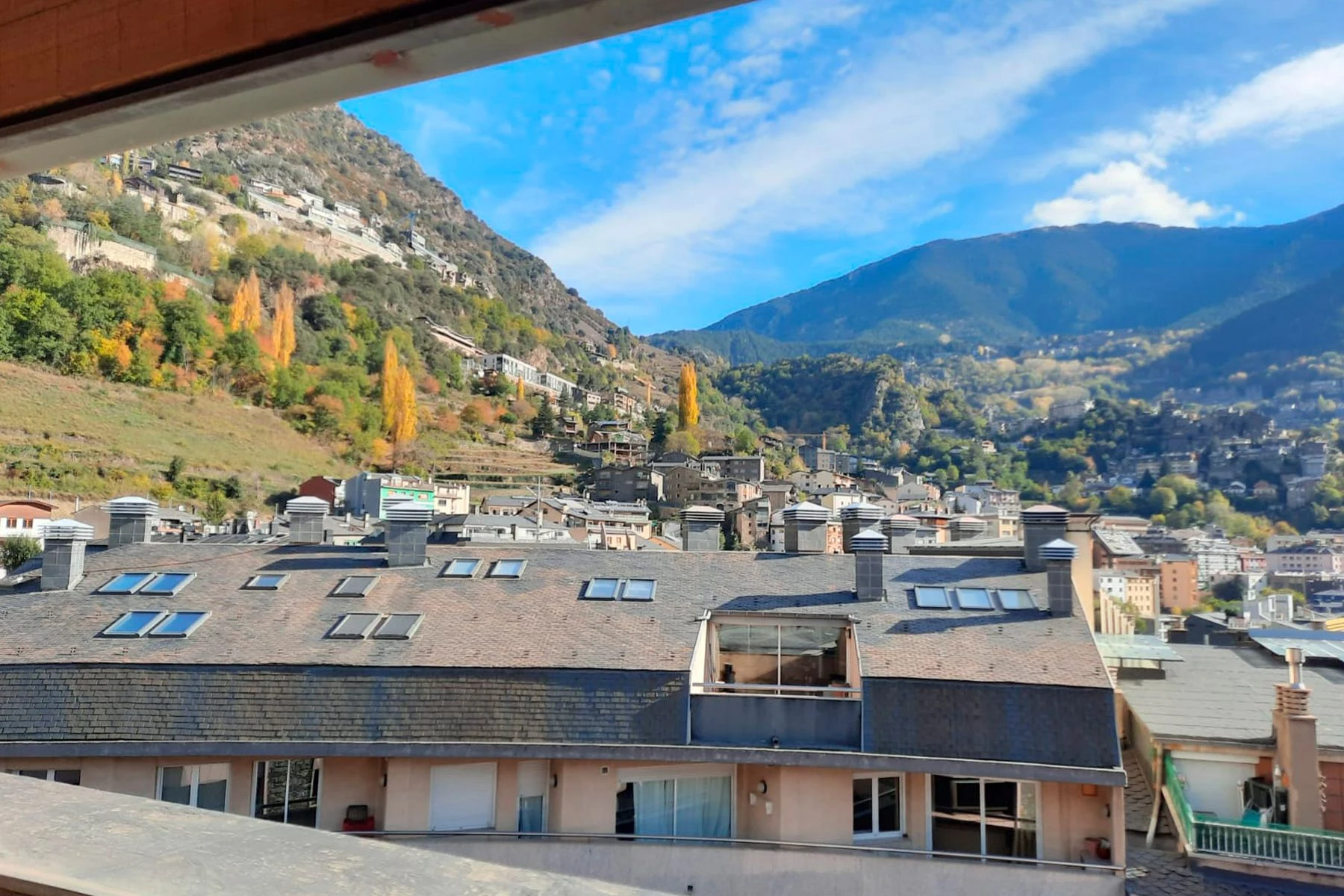 Doble planta per a llogar com a despatx professional a Escaldes