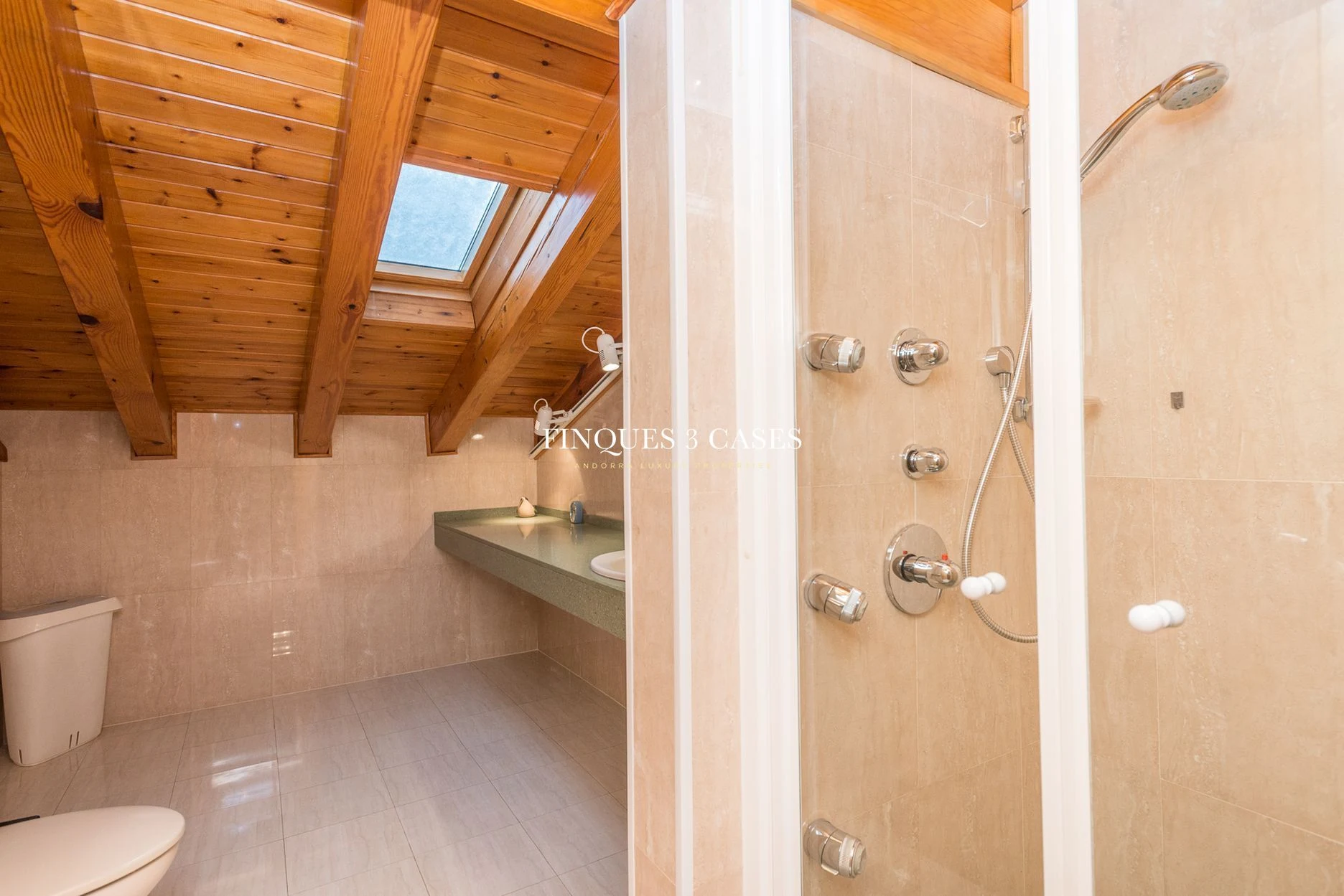 Exclusivo chalet para comprar ubicado en una zona privilegiada de Pal 13