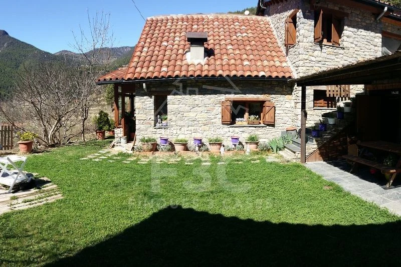 Discreet rustic property in Arsèguel
