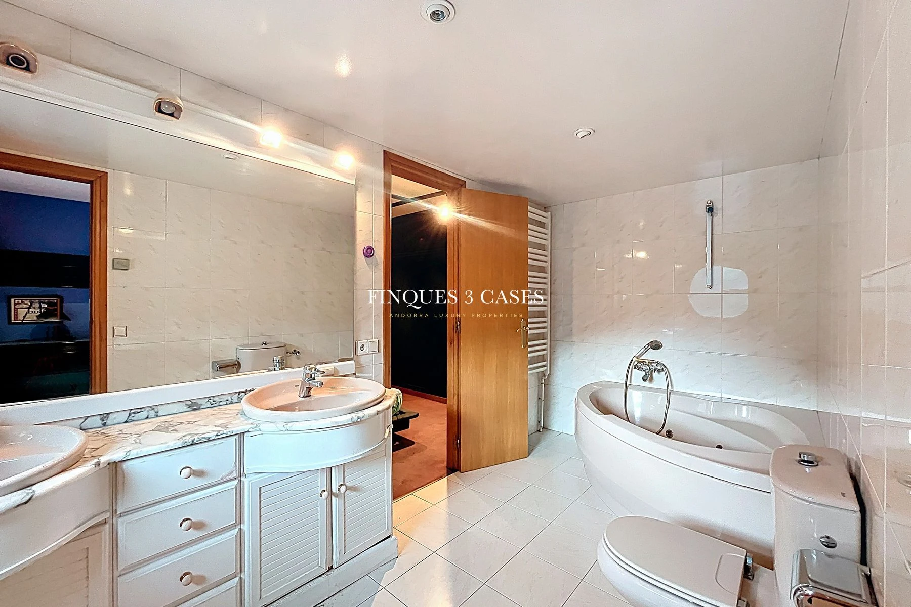 Large and Exclusive Chalet for Sale in Escaldes 40