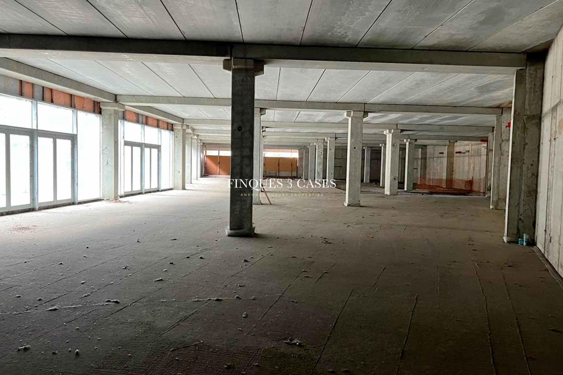 Large commercial building for rent in Santa Coloma 2