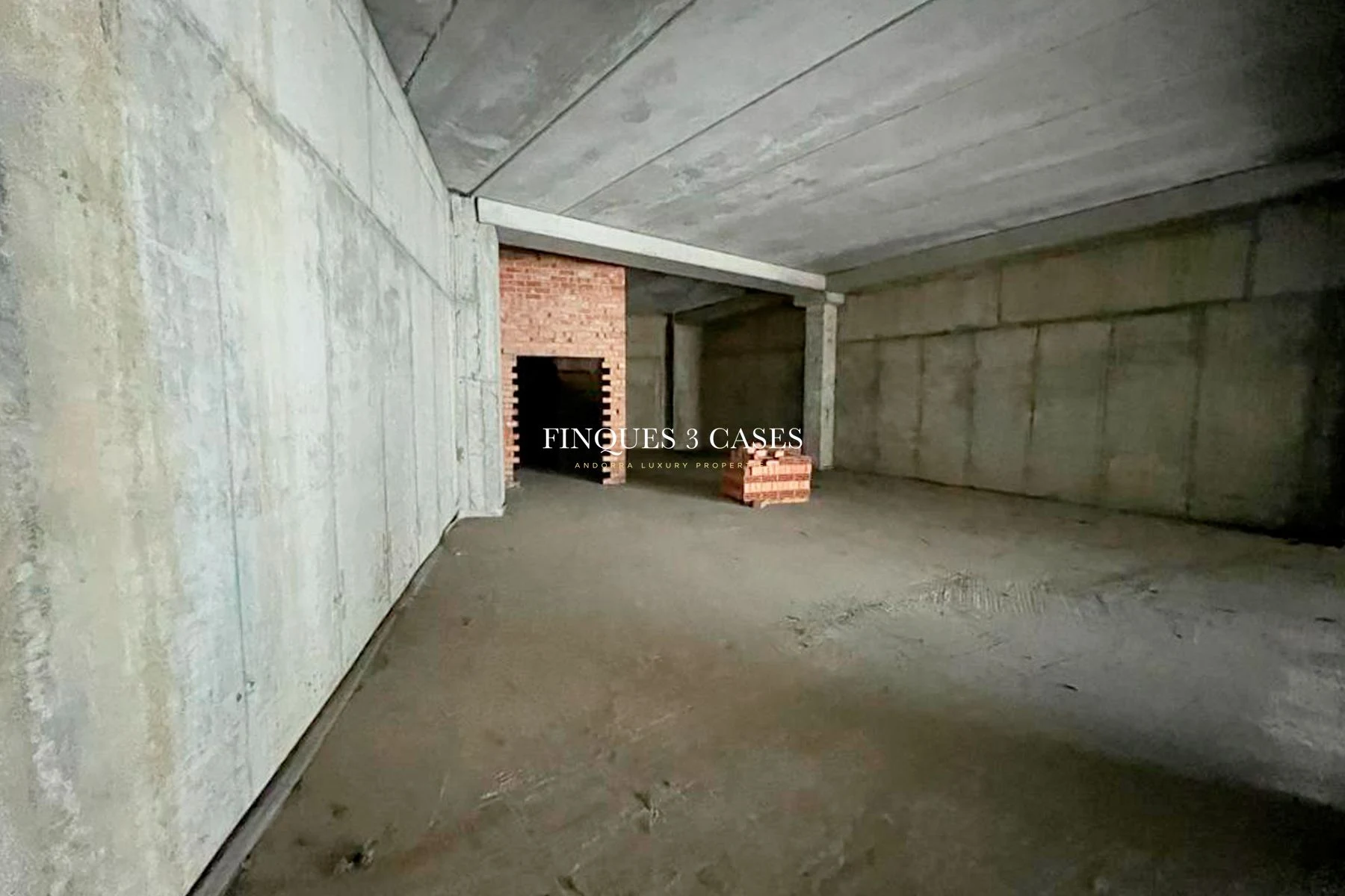 Large commercial building for rent in Santa Coloma 3