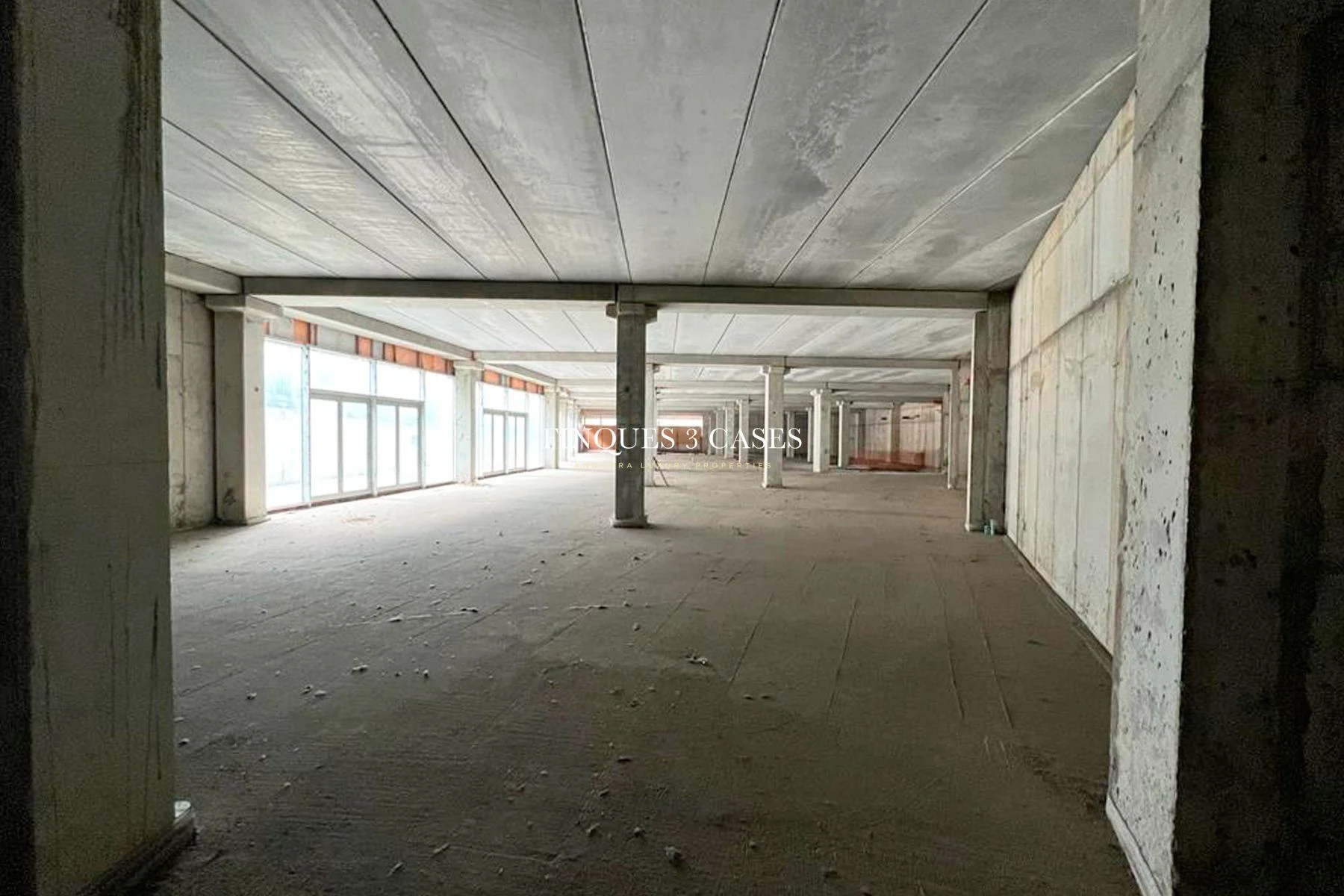 Large commercial building for rent in Santa Coloma 4