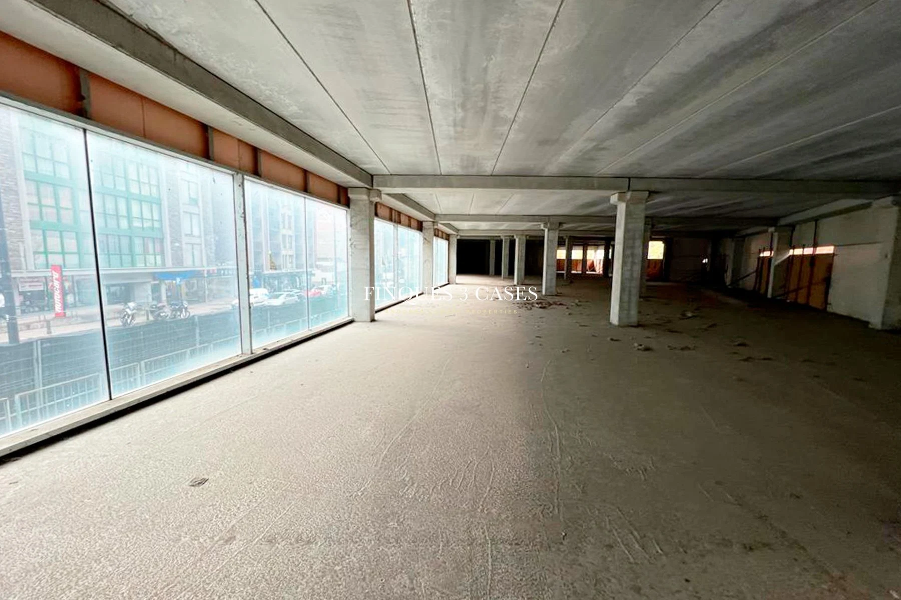 Large commercial building for rent in Santa Coloma 6