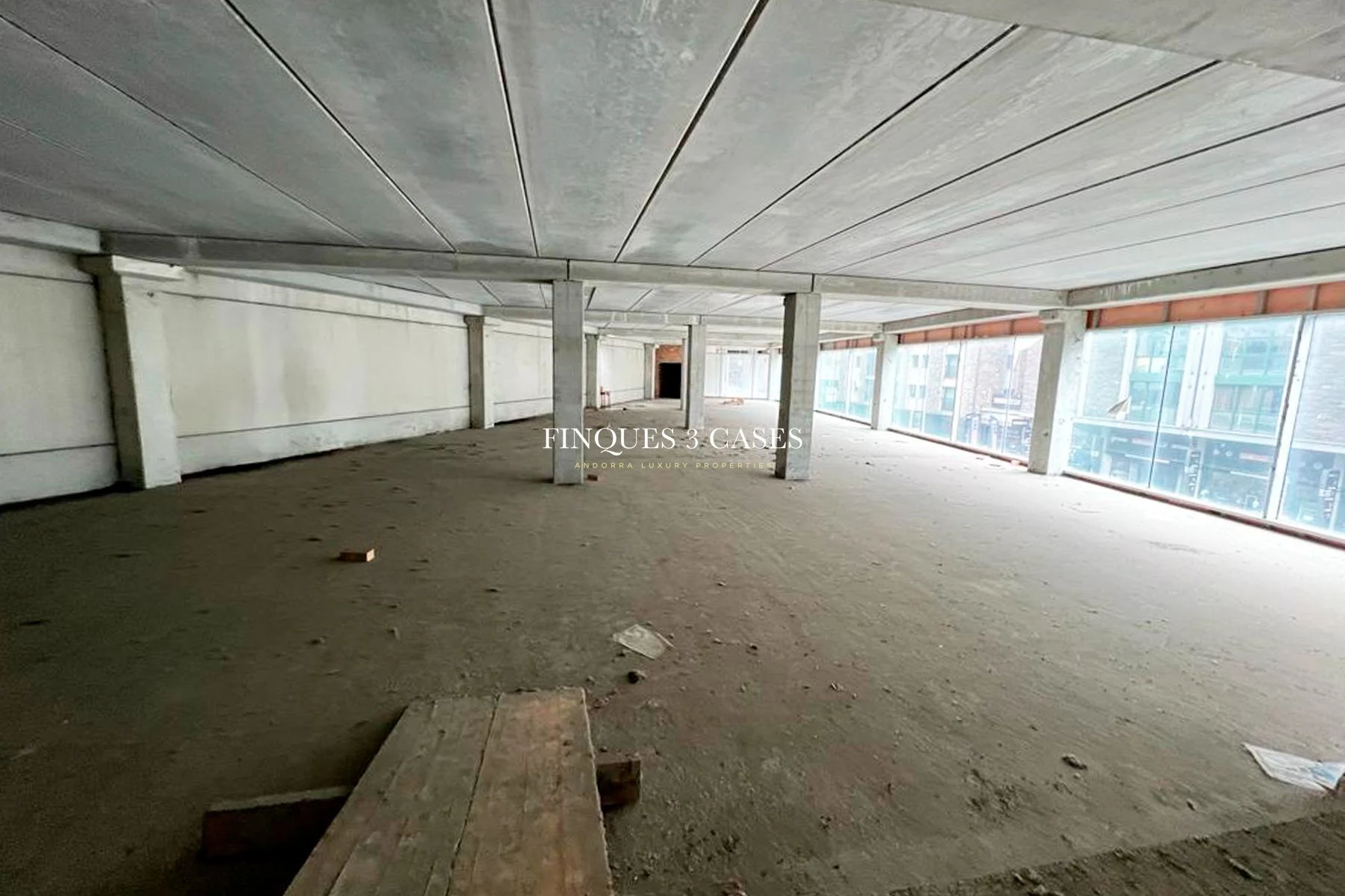 Large commercial building for rent in Santa Coloma 8