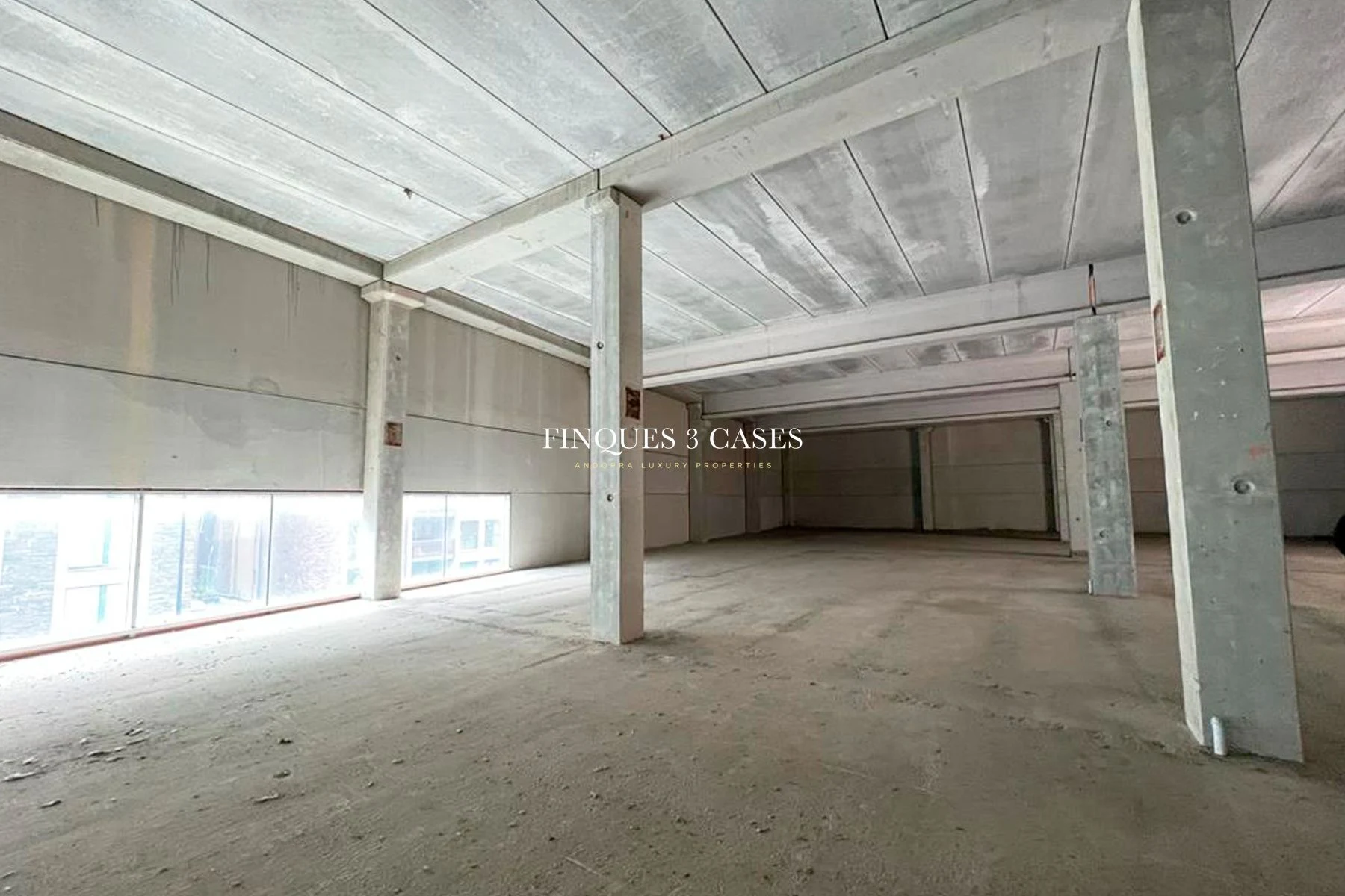 Large commercial building for rent in Santa Coloma 9