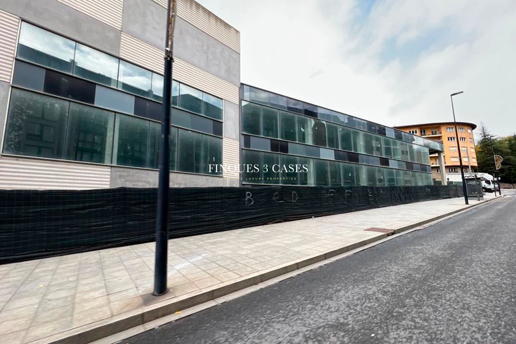 Large commercial building for rent in Santa Coloma 12