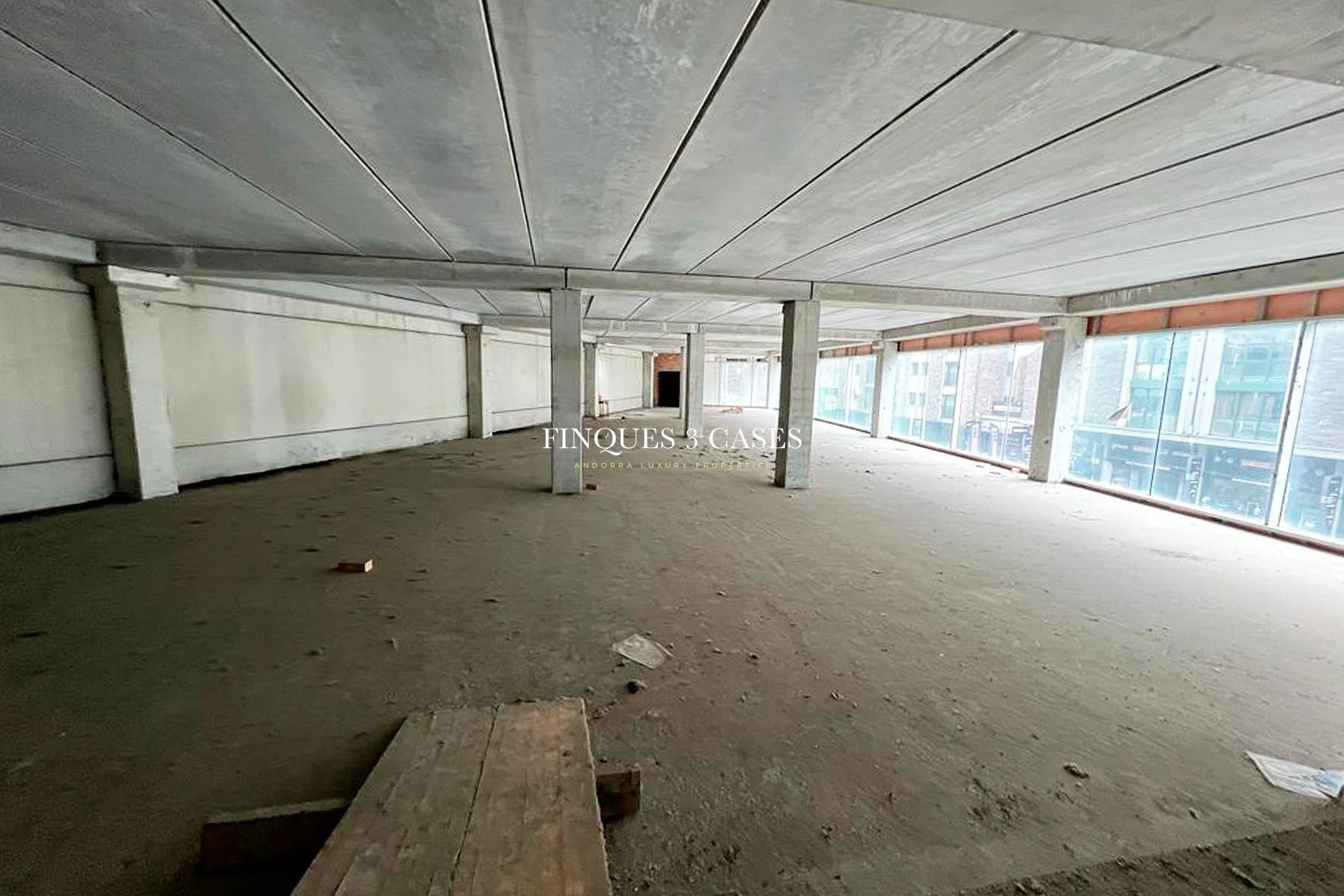 Large commercial building for rent in Santa Coloma 11