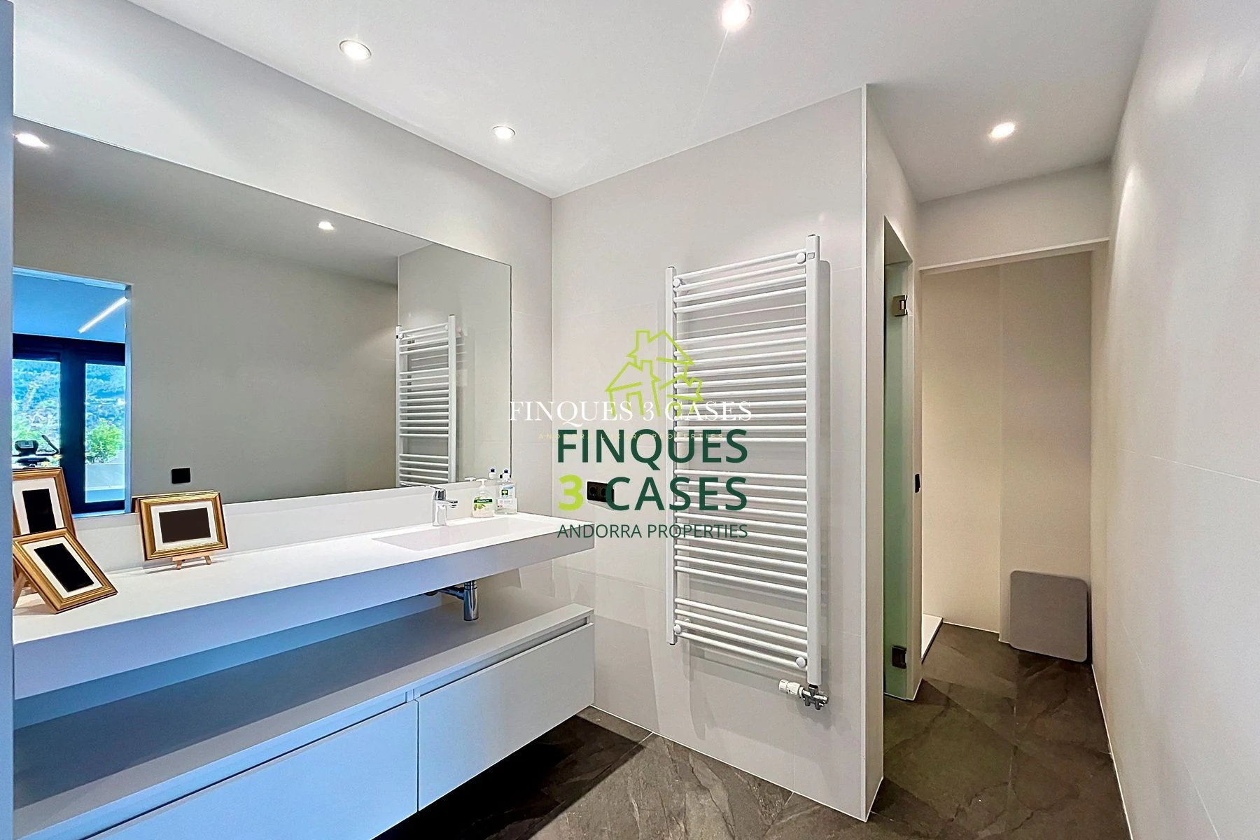 Exceptional Independent Chalet for Sale in Escaldes 51